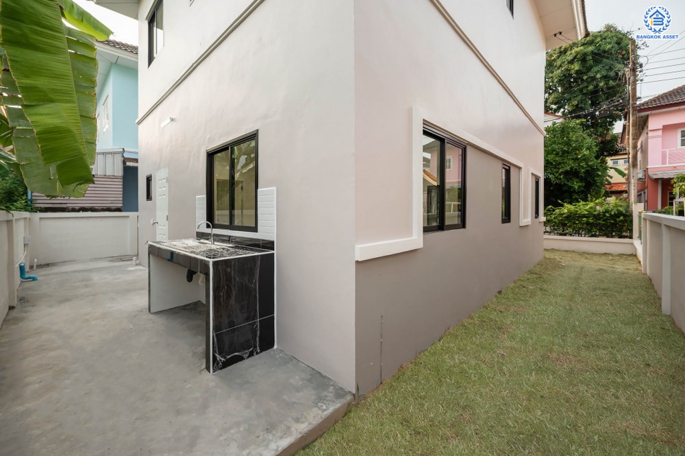 บ้านมือสองตกแต่งใหม่ โครงการ บุรีรมย์ วัดพระเงิน เนื้อที่ 36.3 ตร.ว. ฟังก์ชัน 3 ห้องนอน 2 ห้องน้ำ 1 ที่จอดรถ พื้นที่ใช้สอยกว้างขวาง เดินทางสะดวกสบาย บนทำเลเชื่อมต่อถนนกาญจนาภิเษก ใกล้เซ็นทรัลเวสต์เกต โครงการรถไฟฟ้าสายสีม่วง "สถานีตลาดบางใหญ่" และทางด่วน "ศรีรัช"